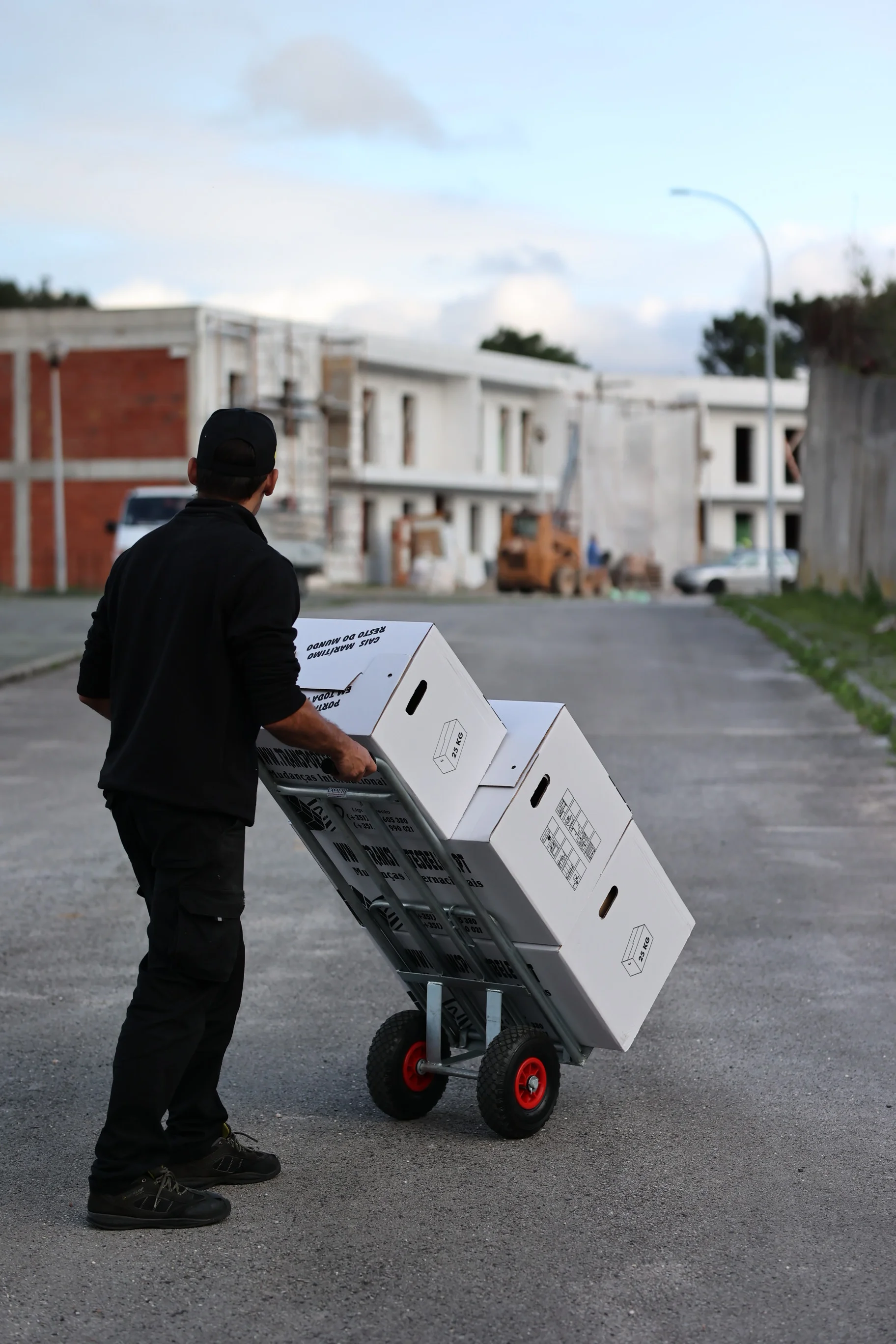 transportar caixas em carrinho