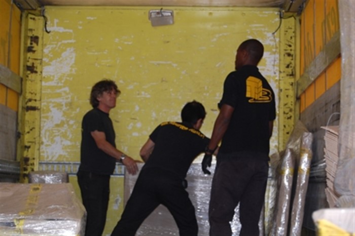 trabalhadores a preparar transporte internacional